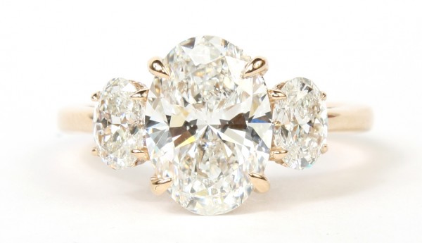14K YELLOW GOLD 3 STONE RING - LAB CREATED OVAL CENTER WITH NATURAL OVAL SIDE STONES