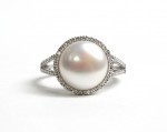 14K WHITE GOLD DIAMOND AND PEARL RING