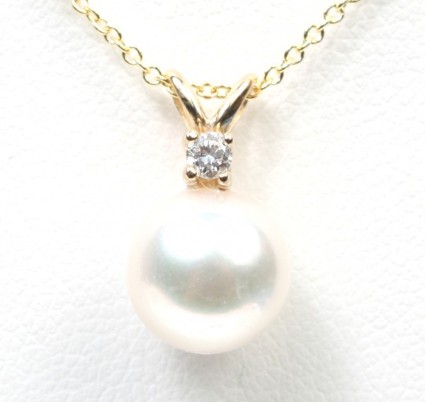 14K YELLOW GOLD DIAMOND AND AKOYA PEARL NECKLACE