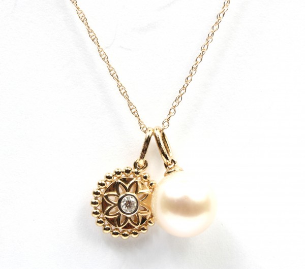 14K YELLOW GOLD DIAMOND AND FRESHWATER PEARL WITH DISC NECKLACE
