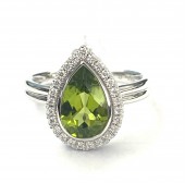 14K WHITE GOLD DIAMOND & PERIDOT RING