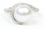 14K WHITE GOLD DIAMOND AND SOUTH SEA PEARL RING